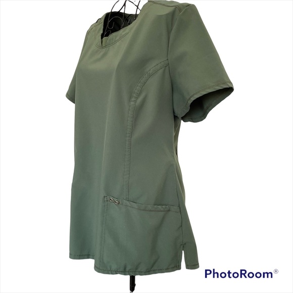 Infinity Scrub Top with Round Neck and Front Pocket in Pocket Style Size M - Picture 4 of 12